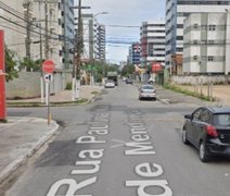 Carro capota e atinge outro veículo em esquina da Jatiúca