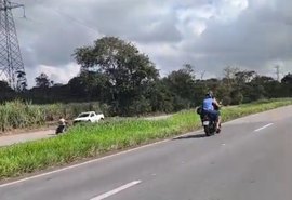 Idoso morre após colisão frontal entre carro e triciclo na BR-104, em Rio Largo