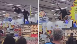 Vídeo: homem sobe em prateleiras e se pendura em luminárias de supermercado e é resgatado pela PM