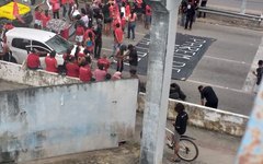 Manifestantes bloqueiam BR-104 na Ufal em protesto contra o feminicídio