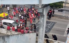 Manifestantes bloqueiam BR-104 na Ufal em protesto contra o feminicídio