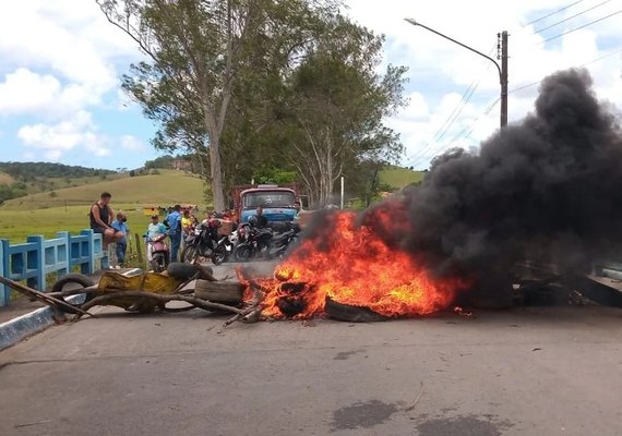 Servidores protestam por pagamento atrasado em Passo de Camaragibe