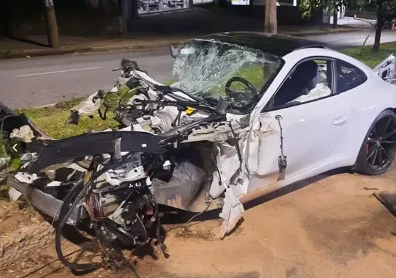 Acidente com veículo Porsche a 250 km/h deixa 1 morto e outro ferido