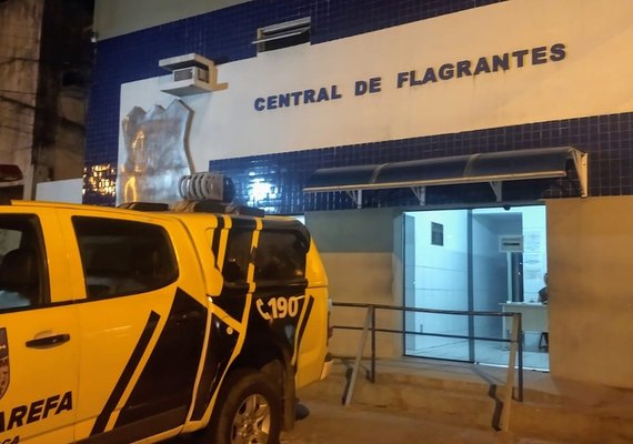 Homem é preso por espancar esposa com pedaço de madeira