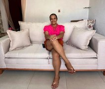 Mulher que teve sofá levado por caminhão de lixo ganha novo móvel em Maceió