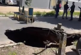 Cratera se abre na Jatiúca e preocupa moradores e motoristas que acessam a via