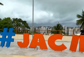 Totem recém-inaugurado é depredado no mirante do Jacintinho, em Maceió