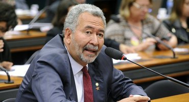 Em manobra do comando local, PT lança deputado Paulão candidato a ficar sem mandato