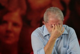 Com decisão judicial, Temer retira benefícios de Lula