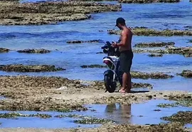 Homem é detido após pilotar moto elétrica sobre corais na Ponta Verde