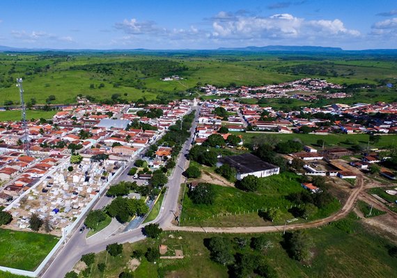 Prefeita de Jacaré dos Homens anuncia reajuste salarial na Educação