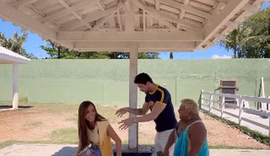 Patixa Teló canta e Nicole Bahls acaba derrubada por vaca em fazenda