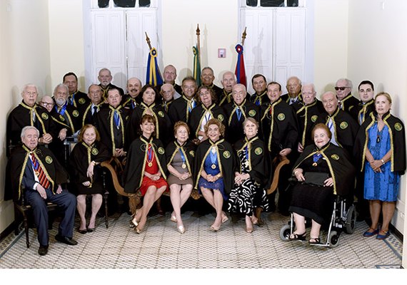 Mulheres participam de foto oficial da academia Alagoana de Letras
