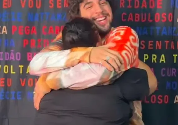 Nattazinho presenteia coordenadora de camarins com R$ 100 mil em Penedo