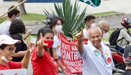 Candidato ao governo, professor Cícero participa de ato pela democracia e convoca alagoanos à luta
