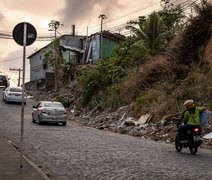 Ladeira do Bonfim, em Maceió, é interditada para manutenção em encosta