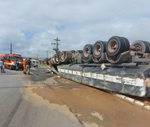 Carretas capotam em acidentes no Benedito Bentes, em Maceió