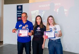 Cibele Moura recebe homenagem por apoio ao handebol em Maceió