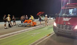 Mulher sofre acidente ao cair em buraco na orla da Ponta Verde, Maceió