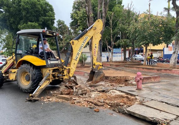 Prefeitura de Palmeira autoriza obra de manutenção na Praça do Queijeiro