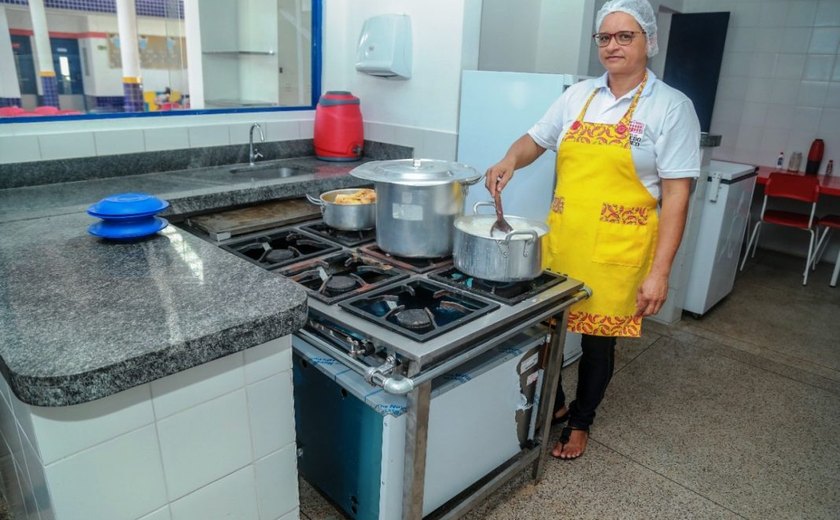 Governo Ronaldo Lopes moderniza cozinha de escolas e creches da Semed