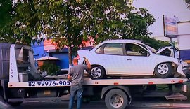 Motorista de aplicativo cochila e bate em árvore no Tabuleiro