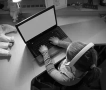 Começa a valer lei que define regras para crianças acessarem internet