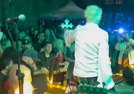 Supla protagoniza cena inusitada com crucifixo durante show em Maceió