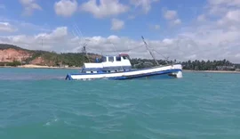 Embarcação 'pirata' afunda e deixa manchas de óleo na Praia de Japaratinga