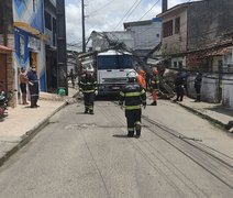 Vídeo: caminhão bate em poste e derruba transformador em cima do veículo, em Maceió