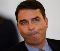 Anotações de Flávio Bolsonaro revelam disputas e pedidos milionários