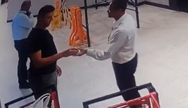 Delegado da PF ligado a investigação de Flávio Bolsonaro é detido por suspeita de furto