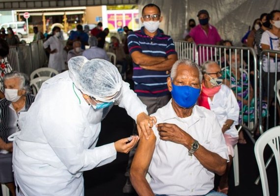 Segunda dose da CoronaVac para idosos com 78 anos inicia hoje (30)