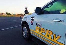 Colisão entre motocicleta e cerca de madeira deixa vítima fatal