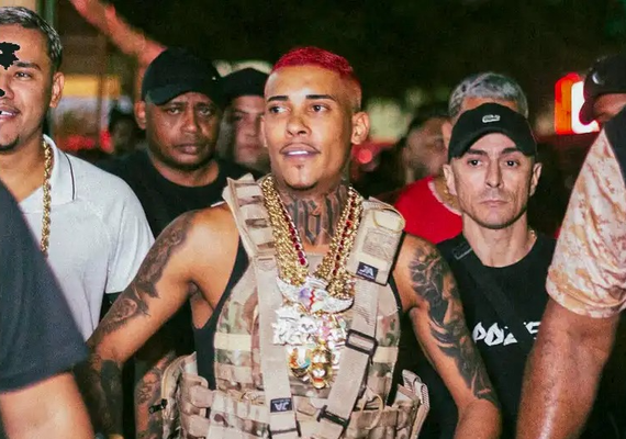 Vídeo mostra momento em que MC Poze do Rodo tem casa invadida e perde R$ 2 milhões em joias