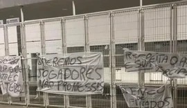 Torcedores do ASA cobram elenco e diretoria em protesto no estádio
