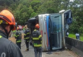 Acidente com ônibus de  turismo resulta em pelos menos 34 vítimas, entre elas seis mortos