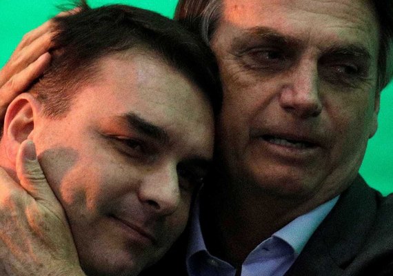 Bolsonaro e filhos reagem às denúncias de fake news nas redes sociais