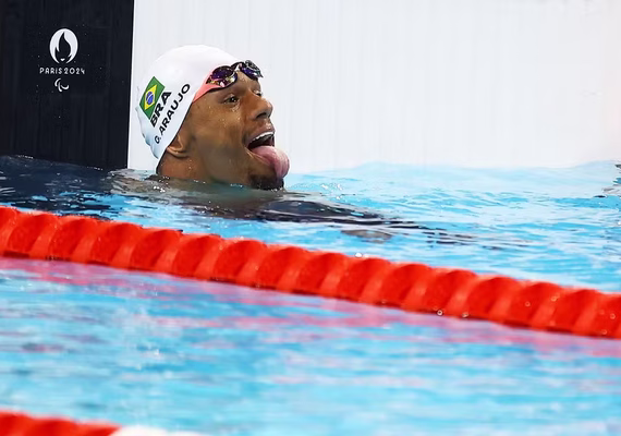 Gabriel Araújo bate recorde em eliminatória da natação na Paralimpíada