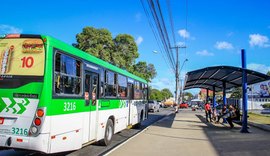 Ônibus voltam a circular com passageiros em pé em Maceió