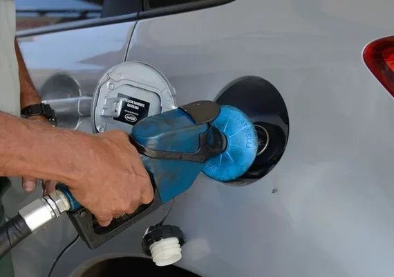 Preço da gasolina segue abaixo dos R$6,00, segundo ANP