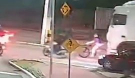 Vídeo flagra momento em que ciclista é atingida por carreta em Maceió