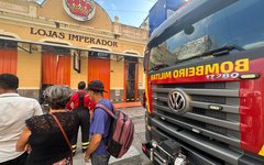 Incêndio destrói loja Imperador no centro de Maceió