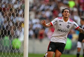 Flamengo aplica 6 a 1 no Vasco e vira líder provisório do Brasileirão