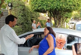 VÍDEO: mulher leva coroa de flores para Lula e é presa por racismo contra PF