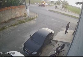 VÍDEO: motociclista bate em carro, é arremessado e atropelado por caminhão em Maceió