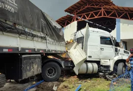 Carreta perde controle e invade escola recém-inaugurada em São Sebastião