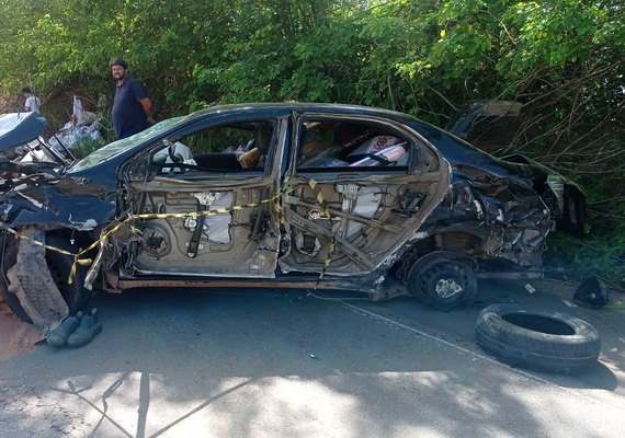 Acidente entre dois carros e um caminhão deixa homem em estado grave em Arapiraca