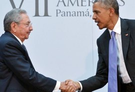 Em reunião histórica, Obama e Raúl Castro trocam afagos