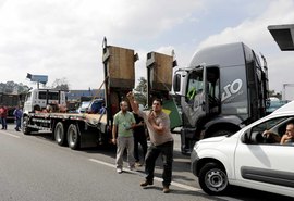 Caminhoneiros criticam sindicatos e dizem que continuarão parados